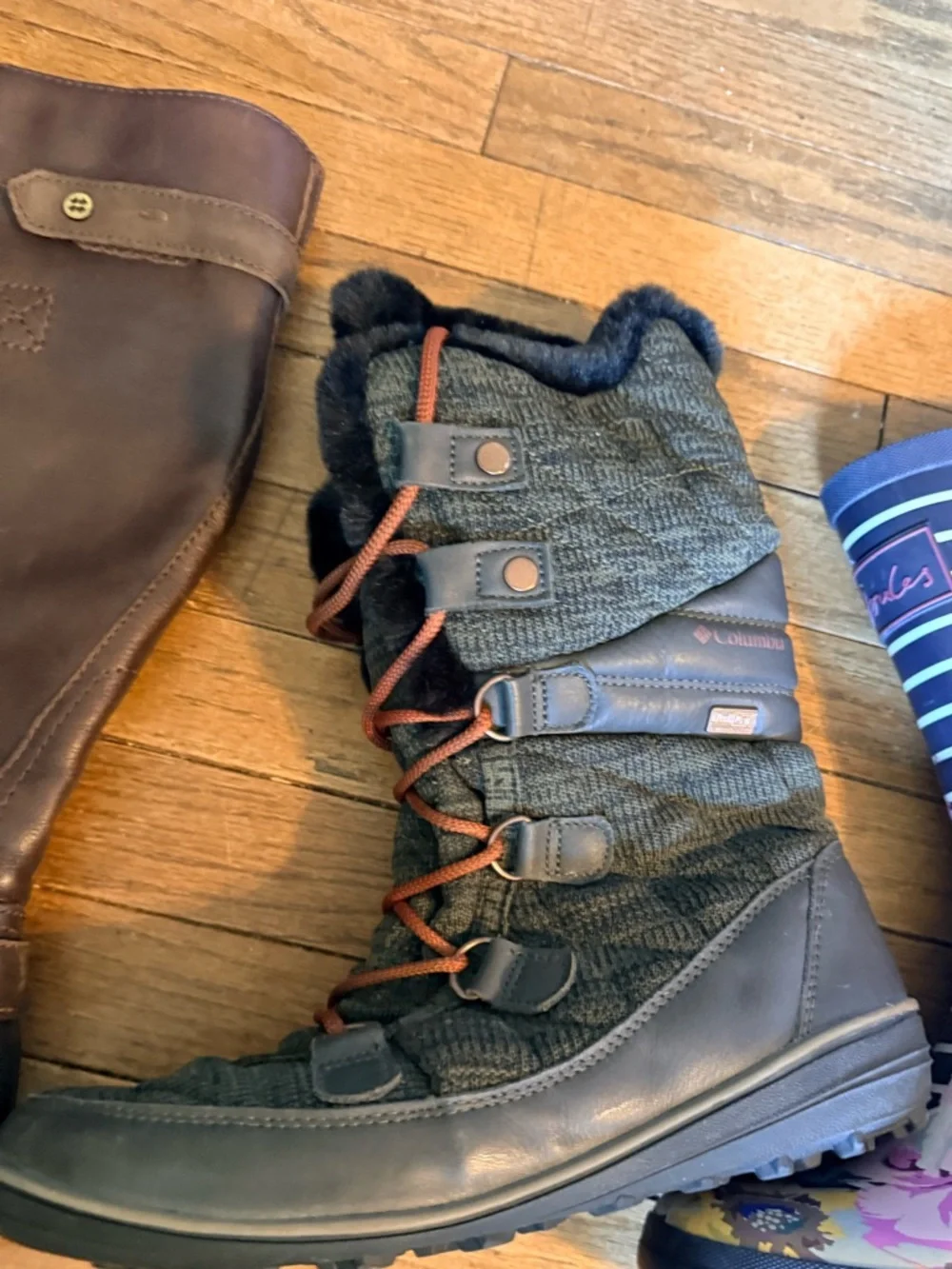 Columbia Olive Green Lace-Up Winter Boots with Brown Laces